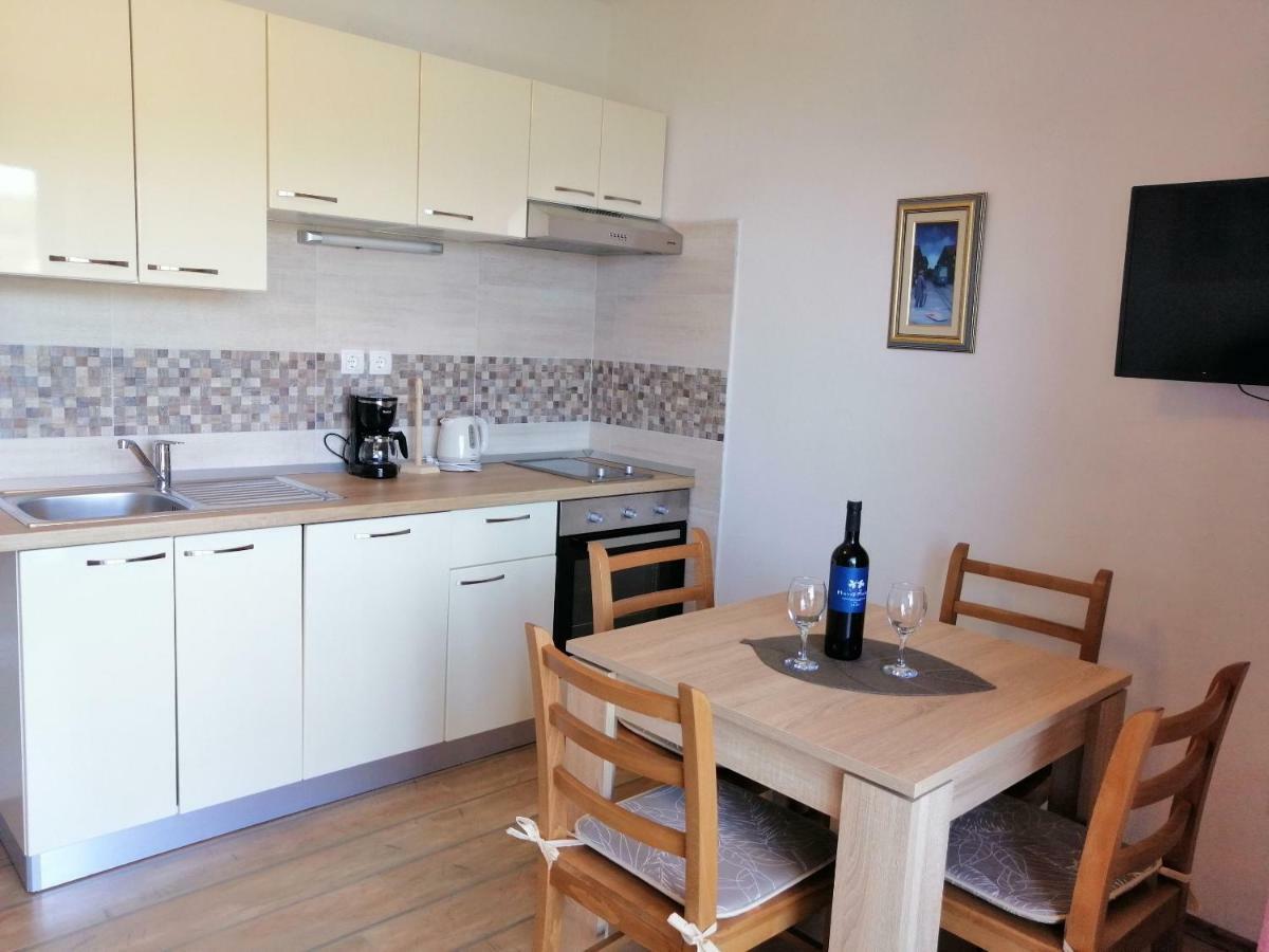Apartments And Room Caric Jelsa  Extérieur photo