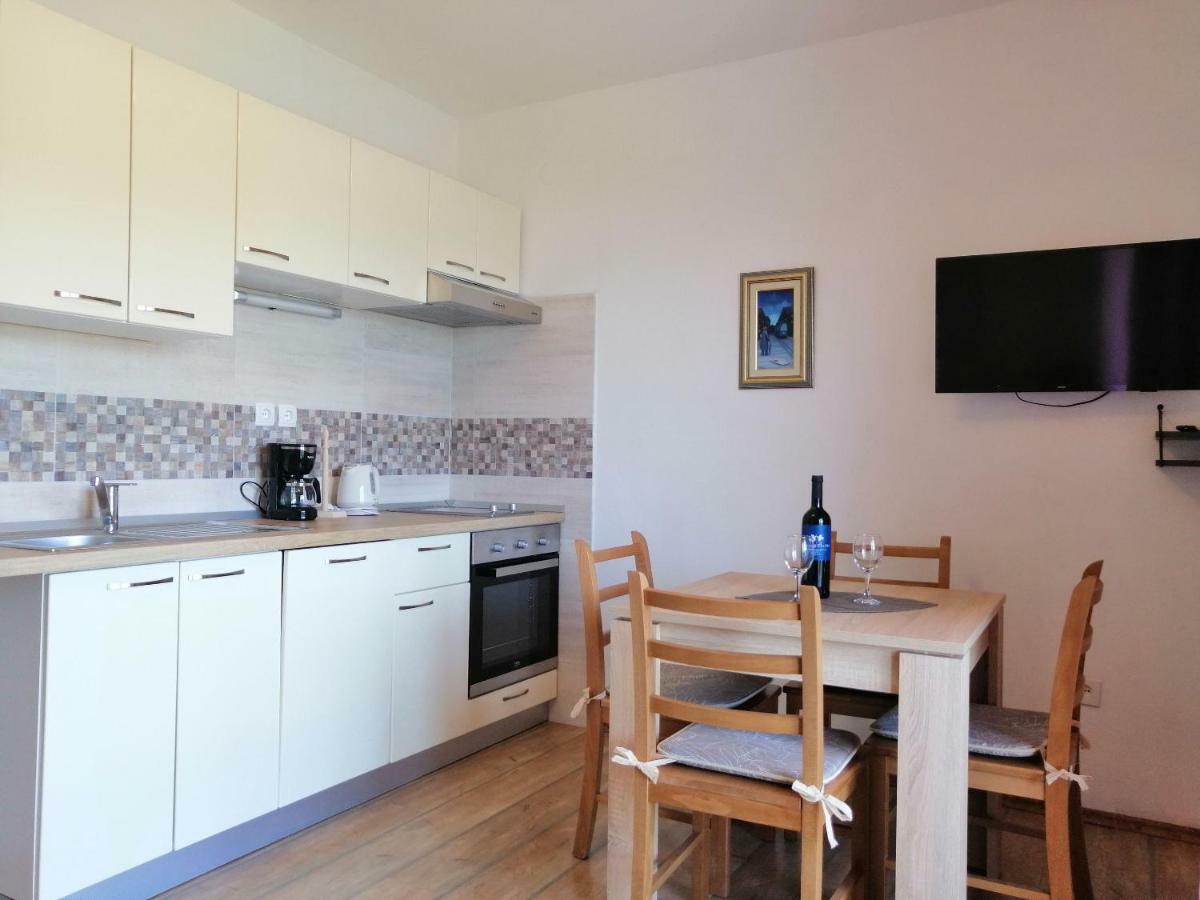 Apartments And Room Caric Jelsa  Extérieur photo