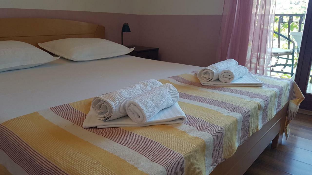 Apartments And Room Caric Jelsa  Extérieur photo