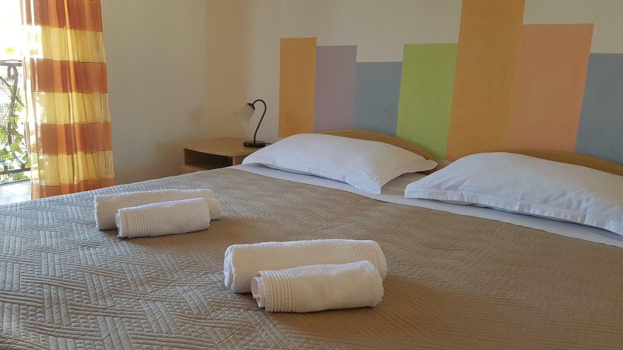 Apartments And Room Caric Jelsa  Extérieur photo