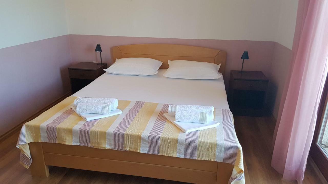 Apartments And Room Caric Jelsa  Extérieur photo