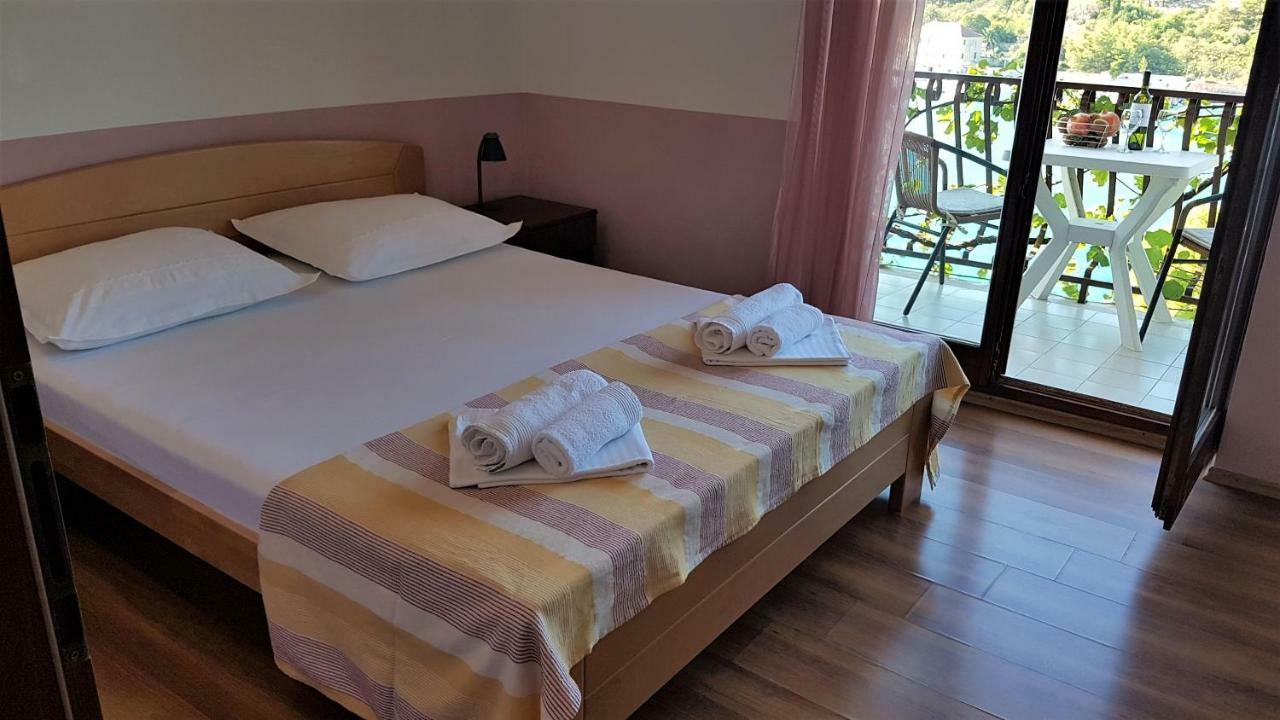 Apartments And Room Caric Jelsa  Extérieur photo