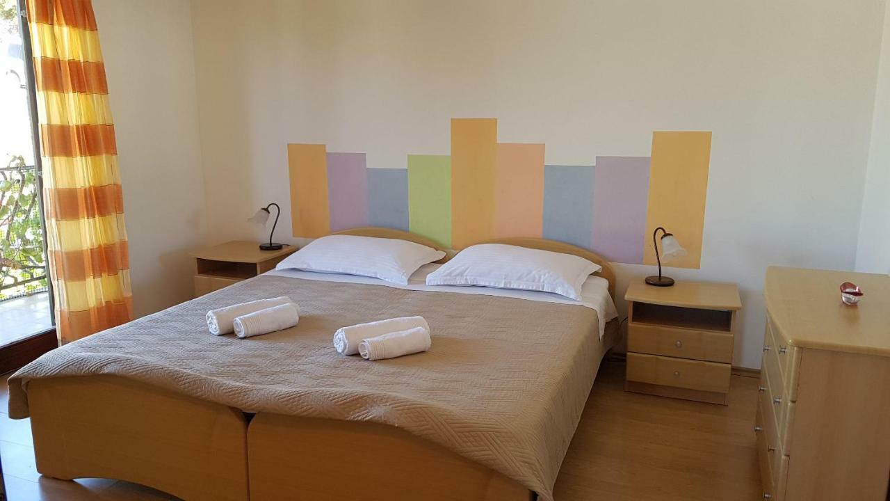Apartments And Room Caric Jelsa  Extérieur photo
