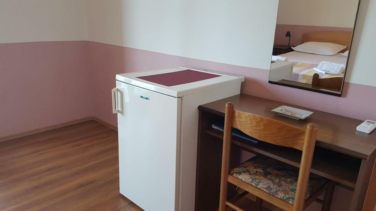 Apartments And Room Caric Jelsa  Extérieur photo