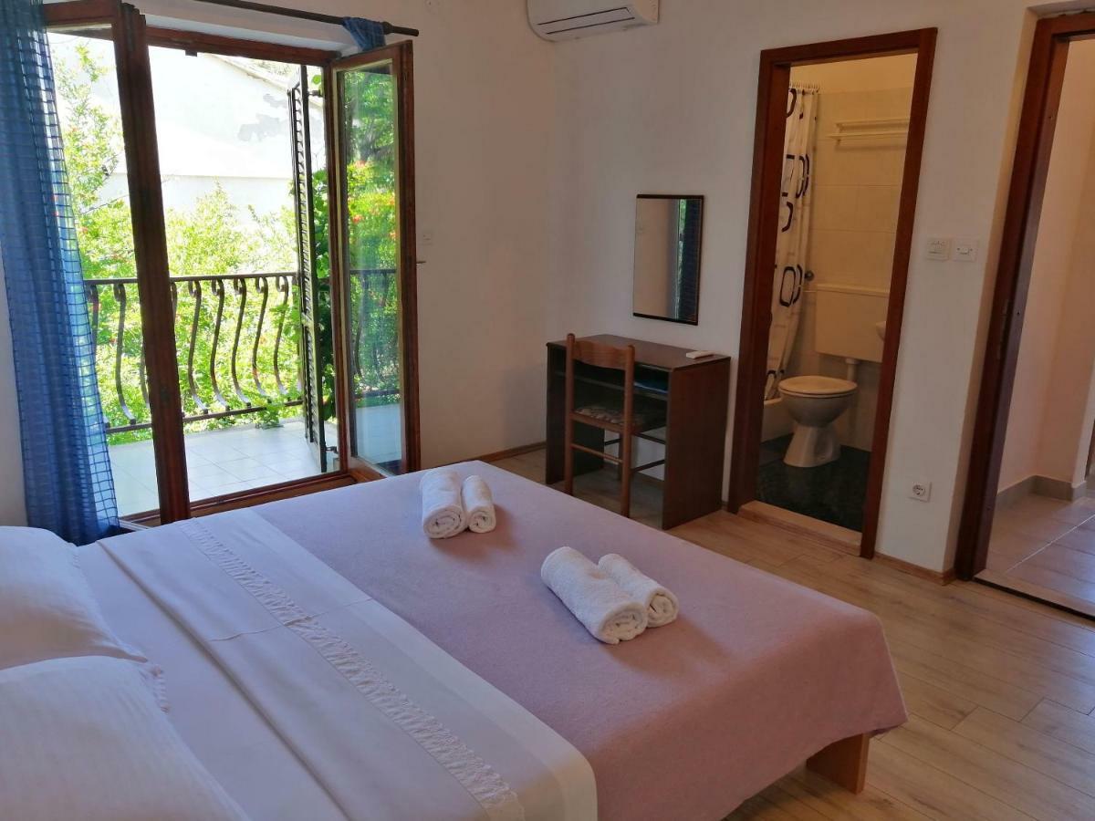 Apartments And Room Caric Jelsa  Extérieur photo