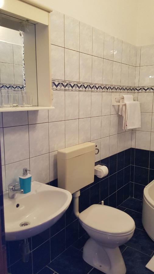 Apartments And Room Caric Jelsa  Extérieur photo