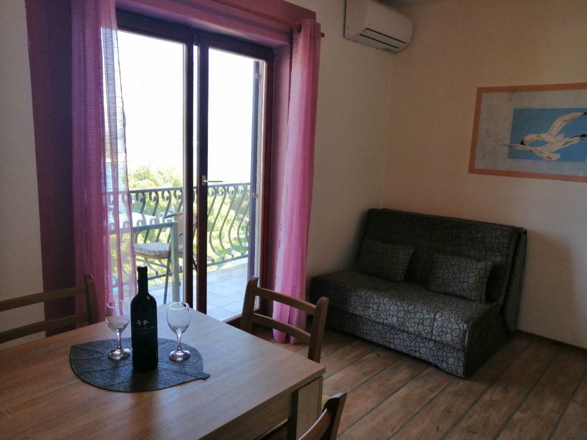 Apartments And Room Caric Jelsa  Extérieur photo