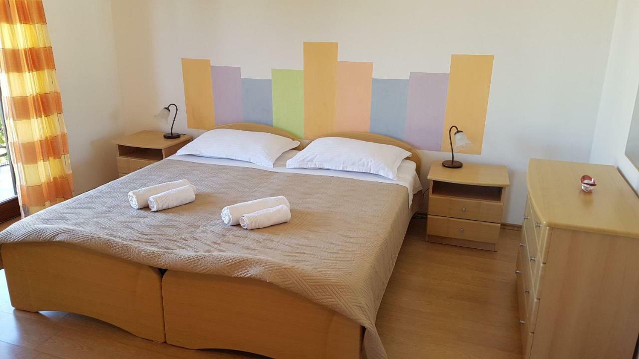 Apartments And Room Caric Jelsa  Extérieur photo