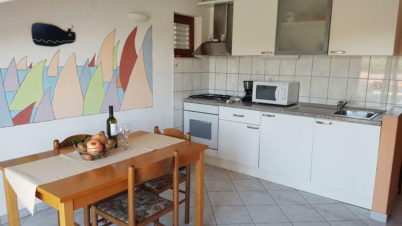Apartments And Room Caric Jelsa  Extérieur photo