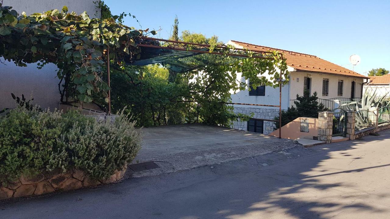 Apartments And Room Caric Jelsa  Extérieur photo